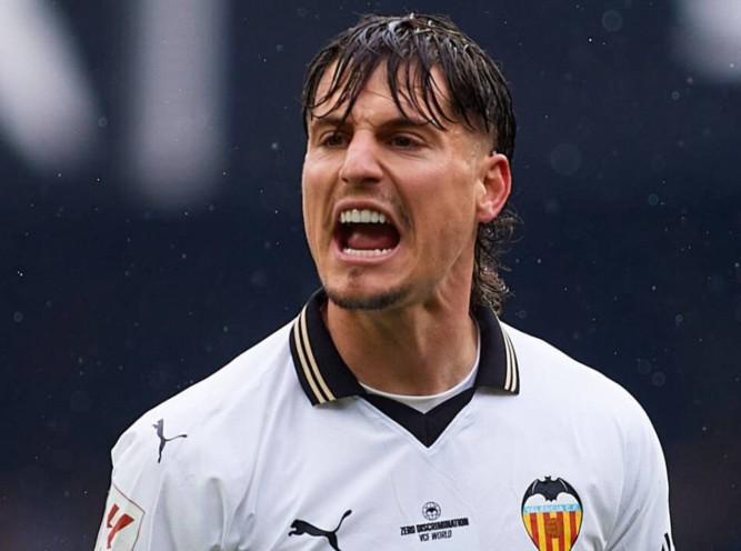 并义正辞严, 此前, 教练不敬